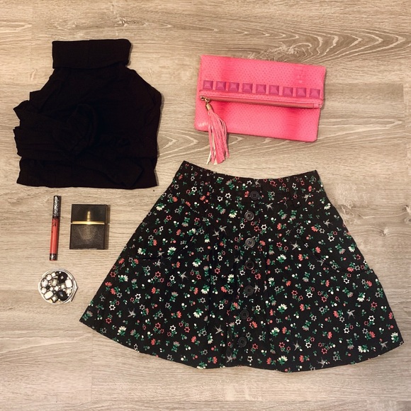H&M Dresses & Skirts - 🌸H&M | Black floral mini skirt
